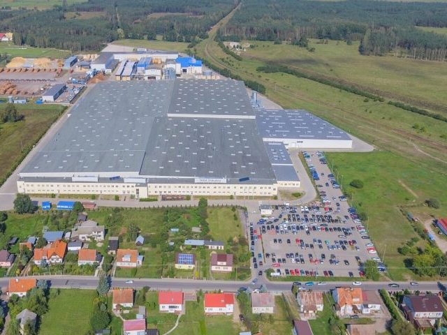 Ktoś niszczy samochody na parkingu IKEA